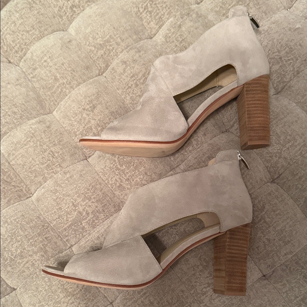 Via Spiga Light Gray Suede Heels
